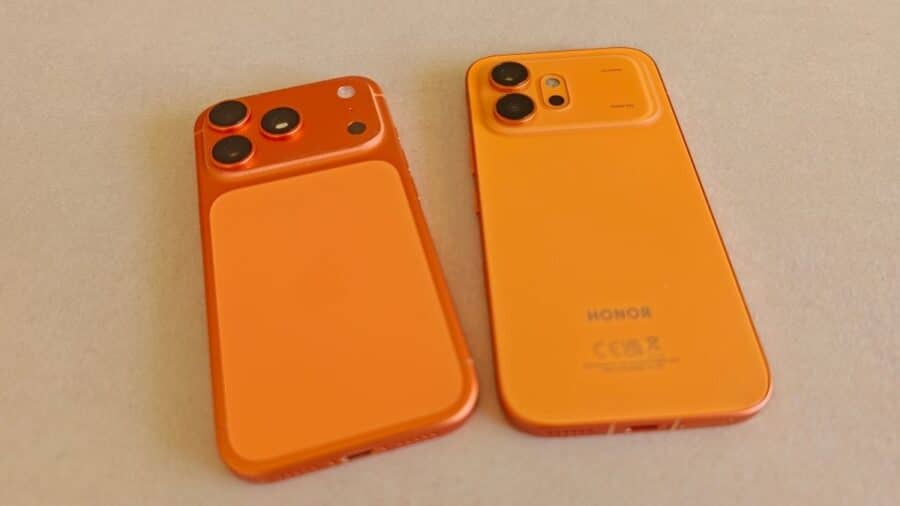 Confronto tra iPhone 17 Pro e Honor 600 entrambi in arancione visti dal retro: differenze nel modulo fotocamera