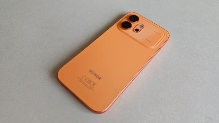 Honor 600 colorazione arancione vista posteriore con modulo fotocamera e logo Honor su sfondo grigio