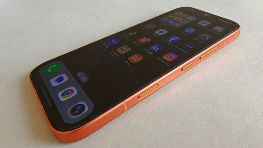Honor 600 arancione posato di lato con display acceso che mostra i profili piatti e il tasto AI dedicato
