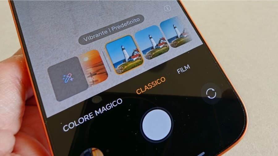 Interfaccia fotocamera Honor 600 con selezione filtri colore Vibrante, Classico e Film su schermo arancione