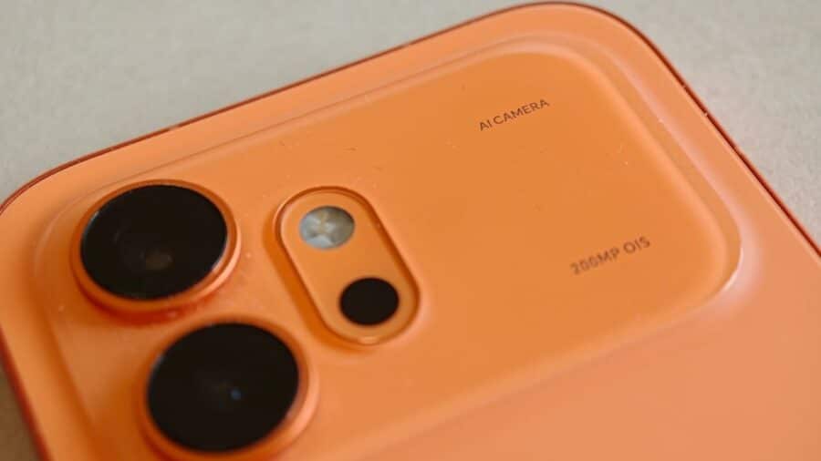 Macro del modulo fotocamera posteriore Honor 600 con scritte AI Camera e 200MP OIS su scocca arancione