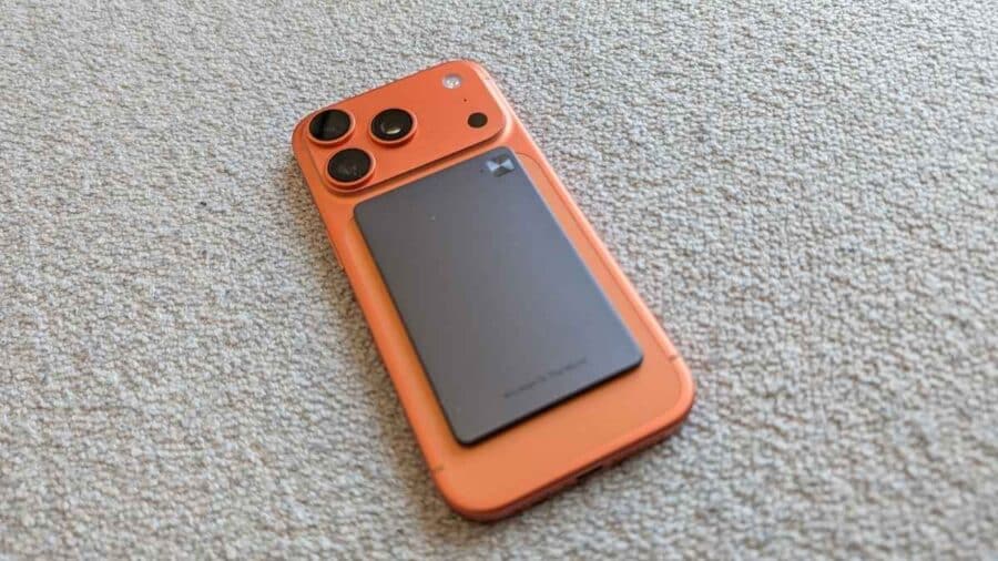 Honor Choice AI Note agganciato magneticamente sul retro di uno smartphone, vista dall'alto su superficie chiara