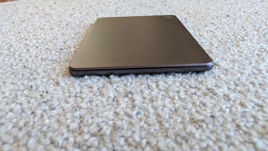 Profilo laterale di Honor Choice AI Note appoggiato su superficie, spessore ridottissimo ben visibile