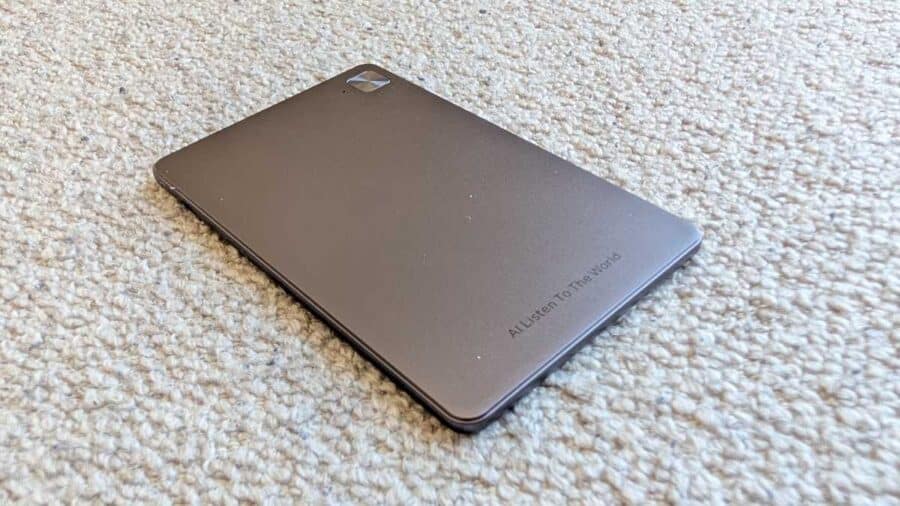 Honor Choice AI Note su superficie chiara, fronte con scritta AI Listen To The World incisa sul corpo