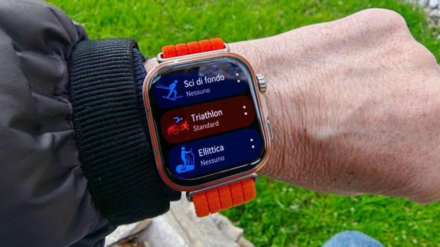 Huawei Watch Fit 5 Pro con schermata selezione sport: sci di fondo, triathlon ed ellittica visibili