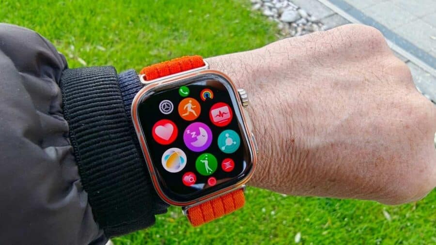 Huawei Watch Fit 5 Pro con schermata app in griglia: salute, sport, sonno e altro tutto visibile