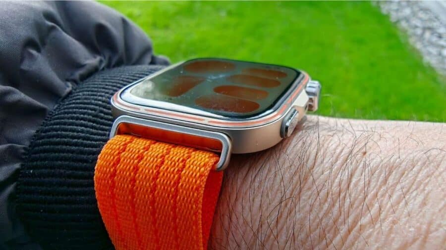 Profilo laterale del Huawei Watch Fit 5 Pro: cassa sottile in titanio con cinturino arancione