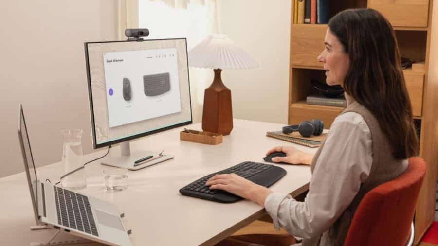 Logitech Signature Comfort Plus MK880 in uso su scrivania domestica con monitor, tastiera e mouse ergonomici