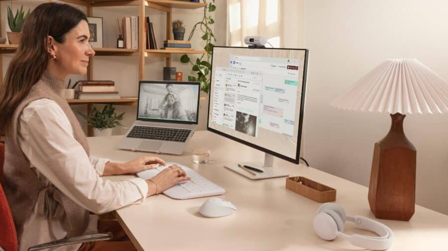Logitech Signature Comfort Plus MK880 su scrivania con doppio schermo, laptop e cuffie in ambiente home office