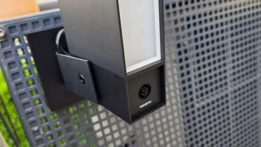 Dettaglio ravvicinato dell'obiettivo della Netatmo Videocamera Esterna Original con logo Netatmo visibile sotto la lente