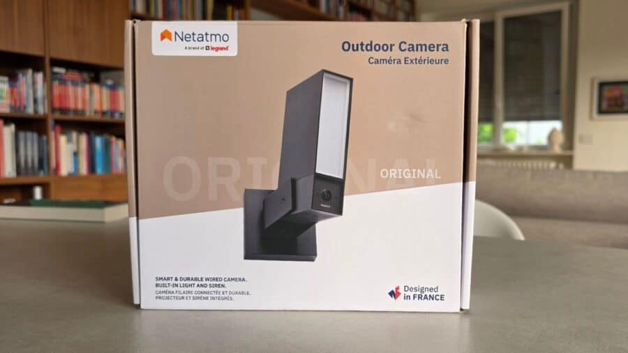 Confezione originale della Netatmo Outdoor Camera Original con scritta Designed in France su sfondo neutro