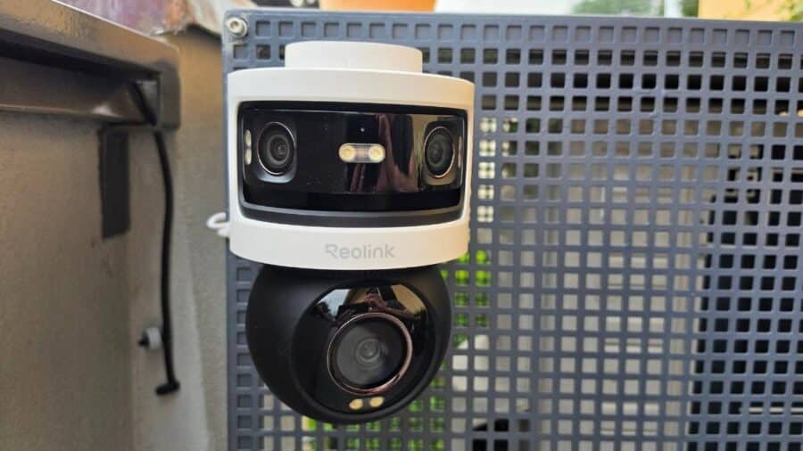 Reolink OMVI 3i PoE vista frontale, tripla lente panoramica con LED centrale e globo PTZ nero