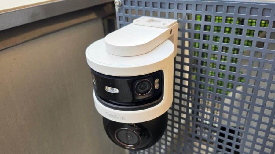 Reolink OMVI 3i PoE su supporto a parete, vista dall'alto con staffa di montaggio in primo piano
