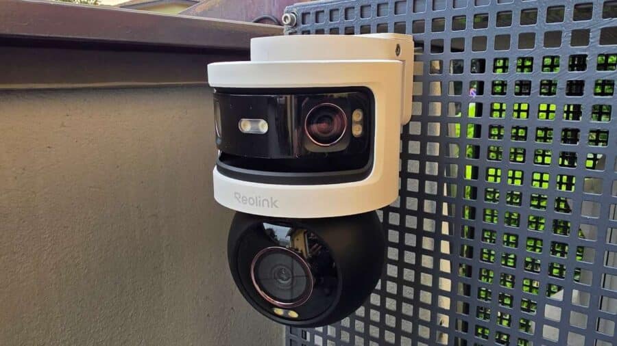 Reolink OMVI 3i PoE installata su parete, vista frontale con modulo panoramico bianco e testina PTZ nera