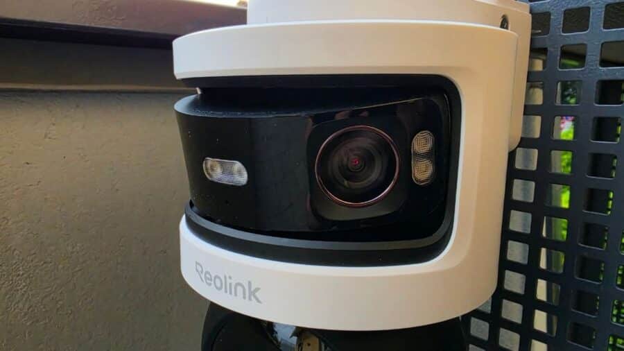 Reolink OMVI 3i PoE, dettaglio modulo panoramico con doppia lente e fari IR installata su parete esterna