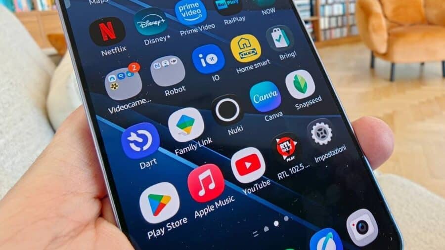 Icona di Snapseed 4.0 nella schermata home di un dispositivo Android tra le altre app installate