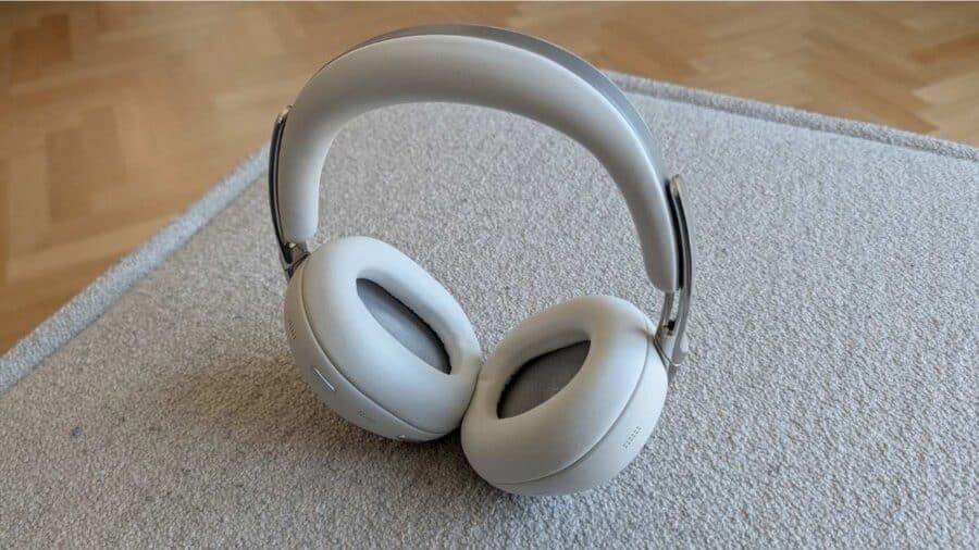 Sony 1000X The Collexion in colorazione Platinum, vista frontale tre quarti su tappeto grigio chiaro