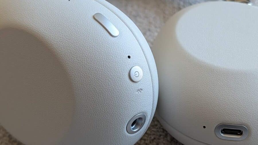 Tasti fisici in metallo e connessioni delle Sony 1000X The Collexion su entrambi i lati