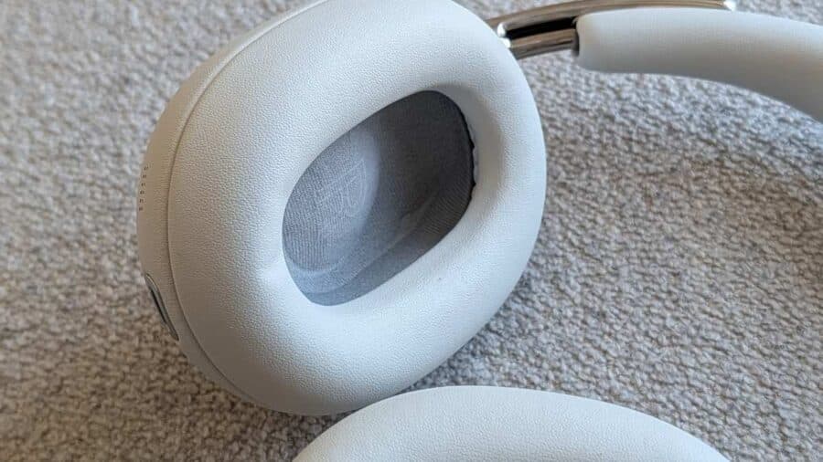 Cuscinetto auricolare in finta pelle delle Sony 1000X The Collexion, vista ravvicinata dell'interno