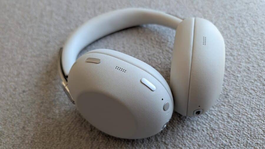 Padiglione sinistro delle Sony 1000X The Collexion con tasto Listening Mode e microfoni in evidenza