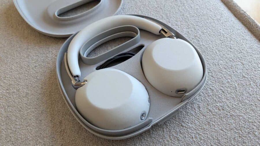 Sony 1000X The Collexion ripiegate all'interno della custodia aperta, con cavo incluso