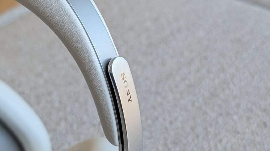 Cursore di regolazione dell'archetto delle Sony 1000X The Collexion con logo Sony inciso in metallo