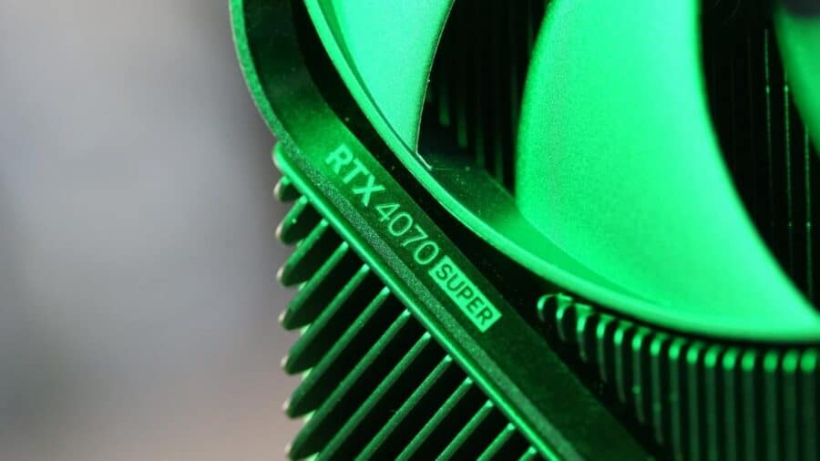 Dettaglio ravvicinato di una scheda video NVIDIA GeForce RTX 4070 Super, con scritta RTX 4070 Super illuminata da luce verde.