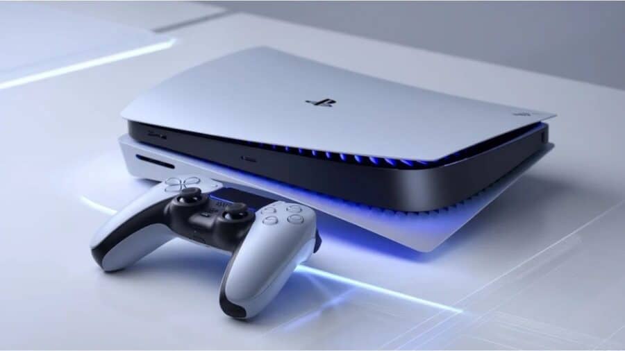 Render di una console PlayStation bianca dal design futuristico con illuminazione blu lungo il profilo, affiancata da un controller DualSense su una superficie chiara.
