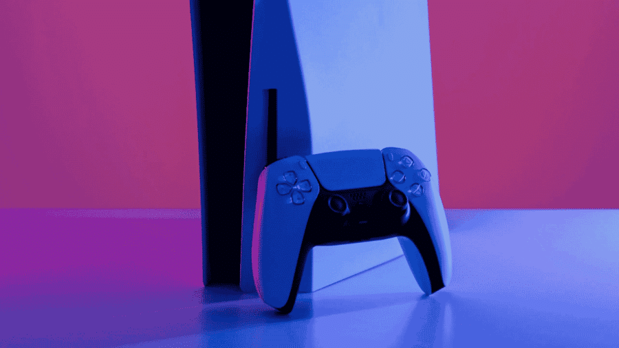 Console PlayStation 5 con controller DualSense illuminati da luci blu e viola, simbolo dell’ecosistema gaming console.