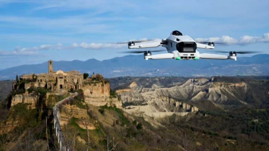 Drone in volo sopra un sito storico italiano durante una fase di acquisizione digitale per la creazione di un gemello virtuale ad alta precisione.