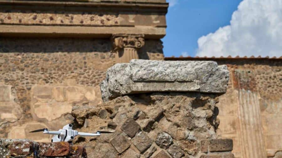 Operatori o creator impegnati nella cattura di immagini panoramiche e dati spaziali per la digitalizzazione di un sito culturale.