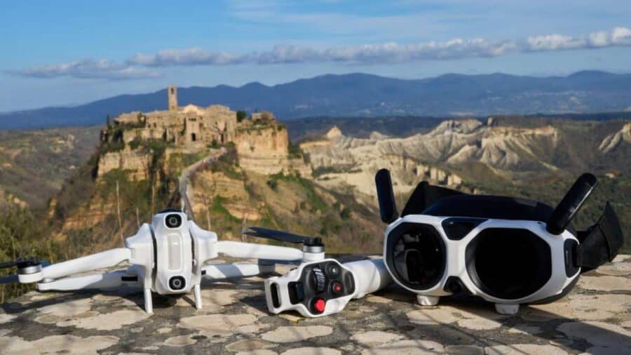 Panorama di Civita di Bagnoregio o di un borgo storico arroccato, simbolo della fragilità del patrimonio minacciato da erosione e cambiamenti climatici.