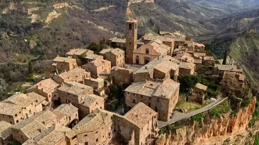 Veduta panoramica di un sito archeologico o monumentale italiano ripreso dall’alto, con dettagli architettonici e paesaggistici destinati alla ricostruzione tridimensionale.