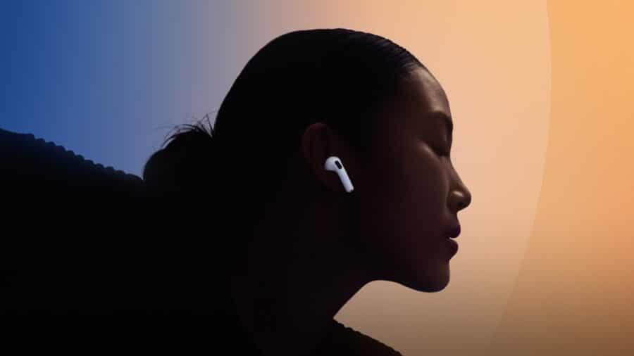 Profilo di una persona con un auricolare AirPods bianco indossato, su sfondo sfumato blu e arancione.