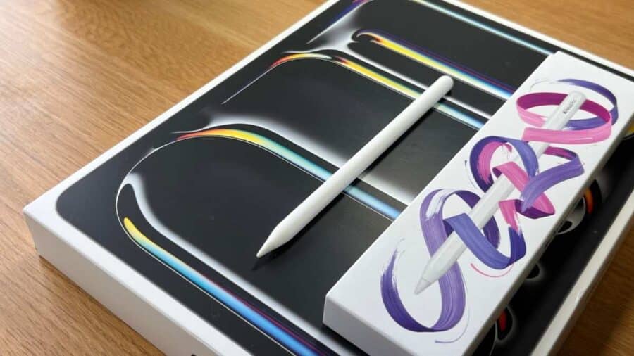 Apple Pencil appoggiata sopra la confezione di un iPad Pro, accanto alla scatola di vendita della penna.