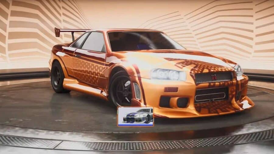 Auto sportiva arancione mostrata in un ambiente di rendering con luci calde, riflessi dinamici e carrozzeria dettagliata.