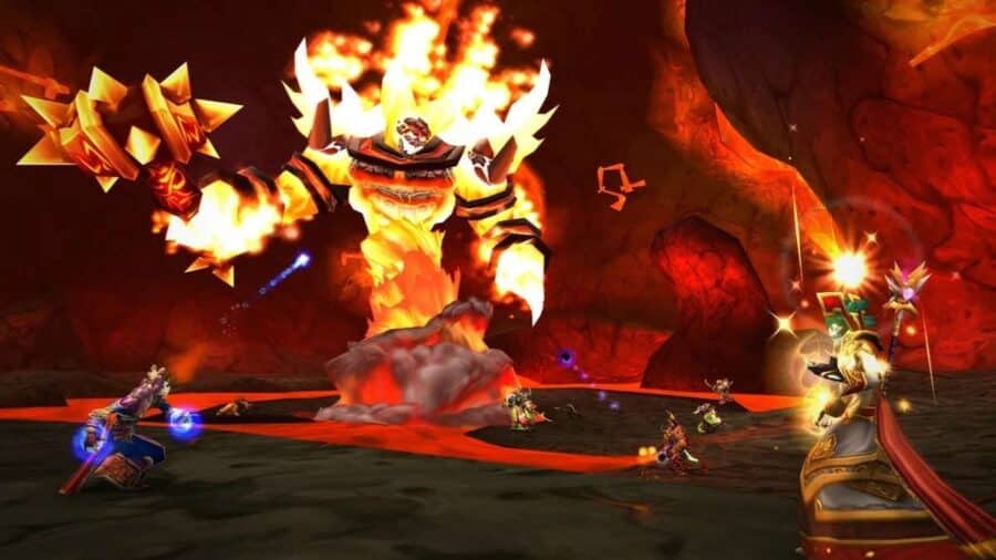 Battaglia nel Nucleo Ardente di World of Warcraft con Ragnaros che emerge dalla lava brandendo il gigantesco martello Sulfuras mentre un gruppo di giocatori lo affronta.