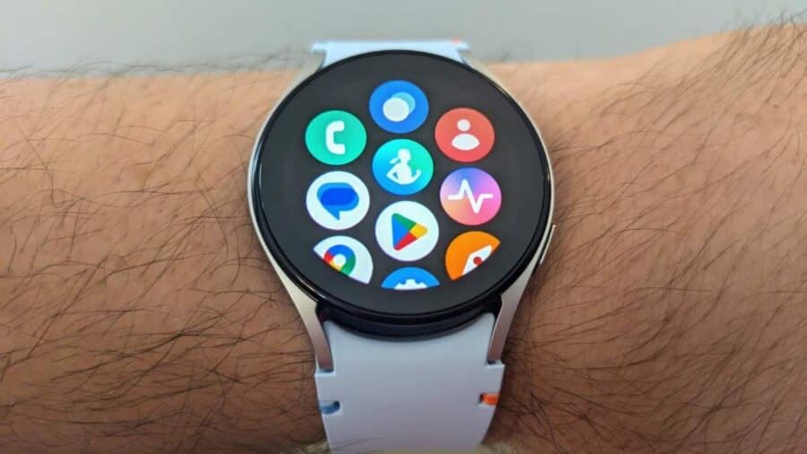 Smartwatch rotondo indossato al polso con schermata delle app aperta e interfaccia Wear OS ben visibile sul display touch.
