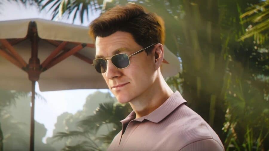 Giovane James Bond con occhiali da sole in 007 First Light, ambientato in una location tropicale con ombrellone e vegetazione sullo sfondo.