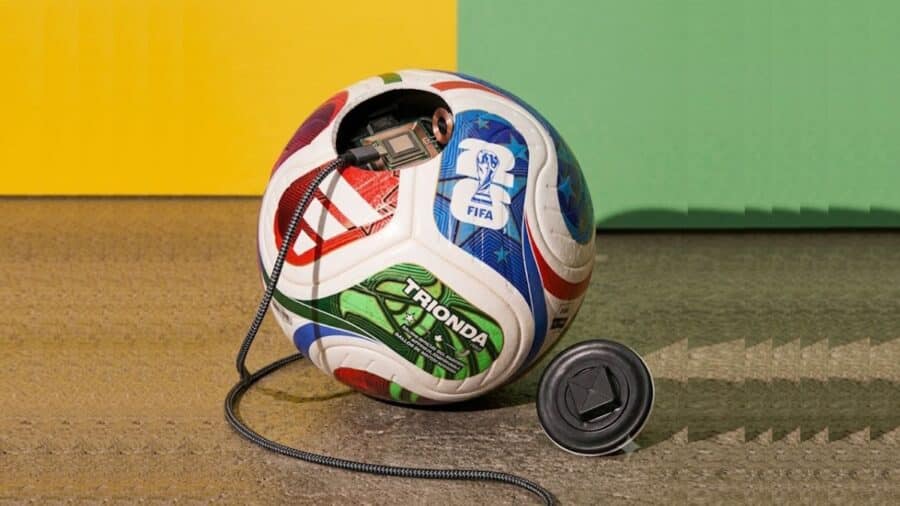 Adidas Trionda, il pallone ricaricabile dei Mondiali 2026: come funziona la nuova tecnologia con sensori e AI