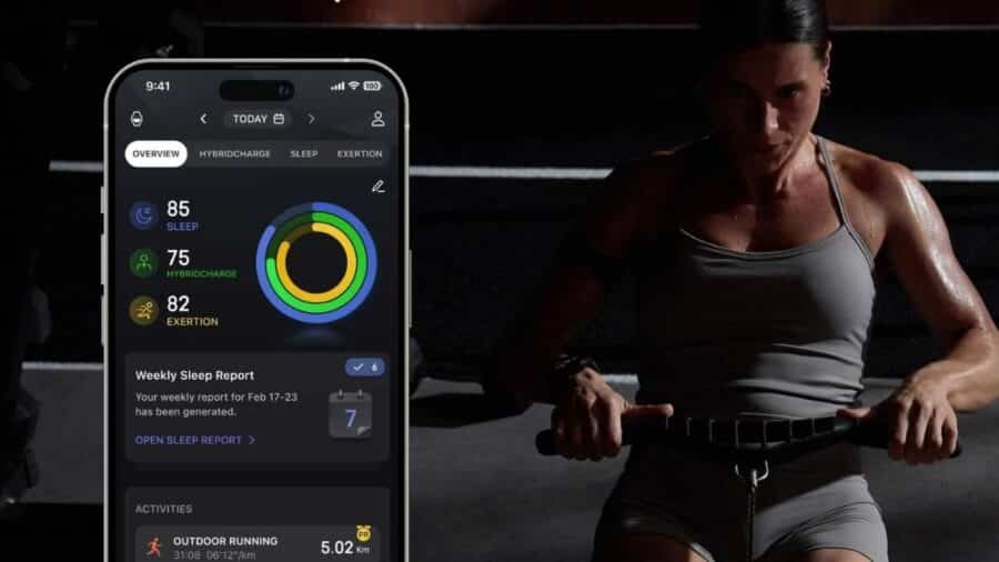 Schermata dell’app Amazfit con dati su sonno, recupero e sforzo fisico accanto a un’atleta durante un allenamento intenso in palestra.