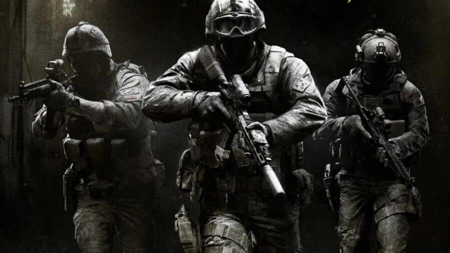 Squadra di soldati tattici avanza in formazione in Call of Duty Modern Warfare 4, armata con fucili e visori in un ambiente buio e polveroso.