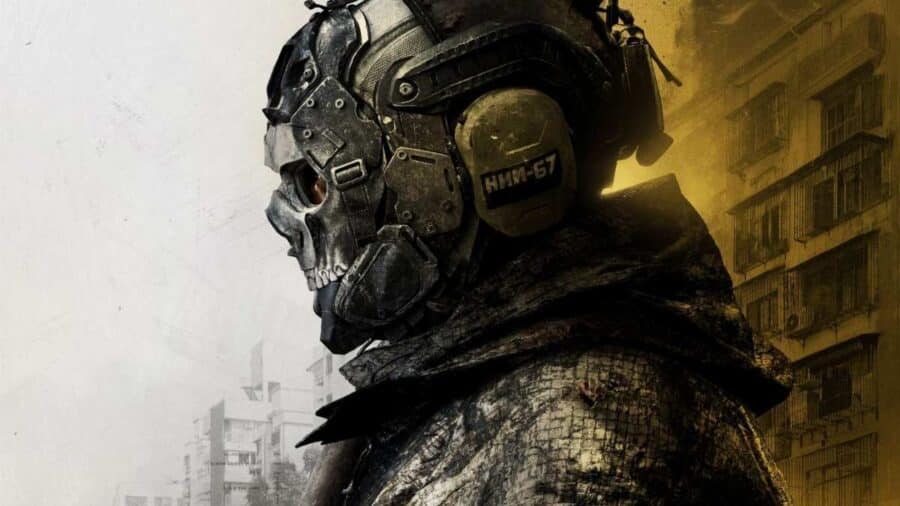 Operatore con maschera a teschio e cuffie tattiche in Call of Duty Modern Warfare 4, ritratto di profilo davanti a uno scenario urbano degradato.