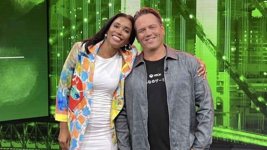 Due dirigenti Xbox sorridono su un palco con scenografia verde dedicata al brand gaming di Microsoft.