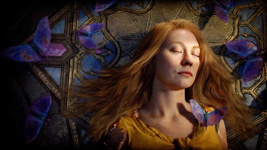 Faye distesa con gli occhi chiusi, circondata da farfalle viola e decorazioni fantasy in una scena di God of War Laufey.