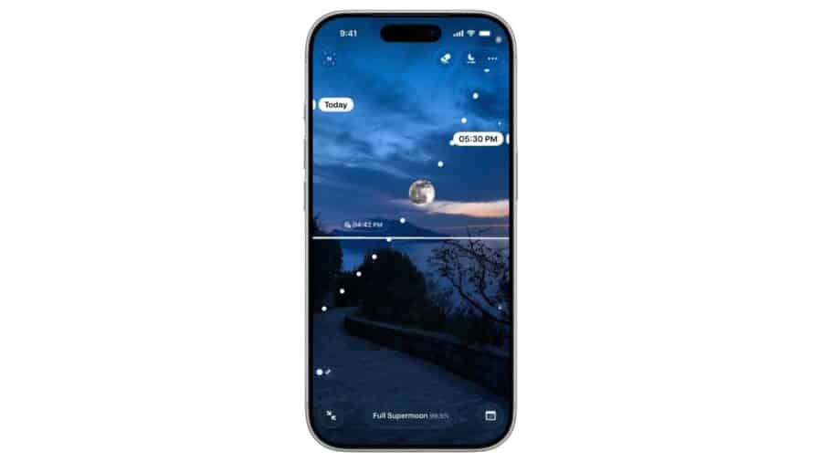 Moonlitt su iPhone: vista divisa cielo notturno con luna piena al 99,5% e sentiero illuminato