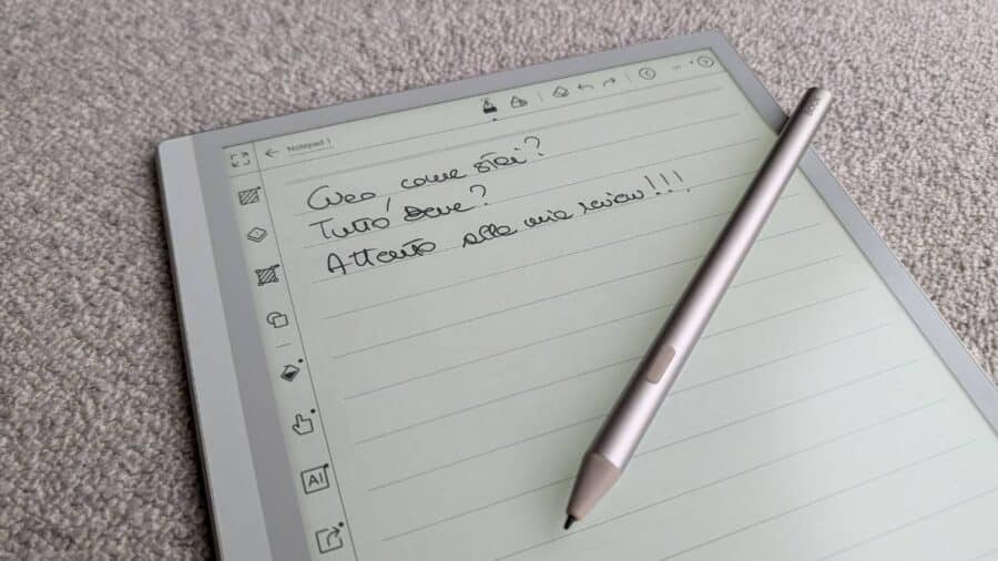 BOOX Go 10.3 Gen II Lumi con stilo InkSense Plus appoggiato sul display durante la scrittura a mano libera