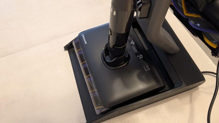 Spazzola del Dreame Z30 Pro Aqua agganciata alla base per l'autopulizia