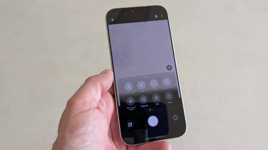 Honor 600 Lite con app fotocamera aperta e menu opzioni HDR e filtri visibili in mano
