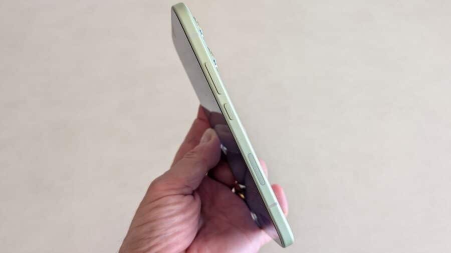 Profilo laterale di Honor 600 Lite che mostra la cornice in alluminio e lo spessore di 7,3 mm